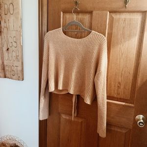 | Tie up back cropped sweater |